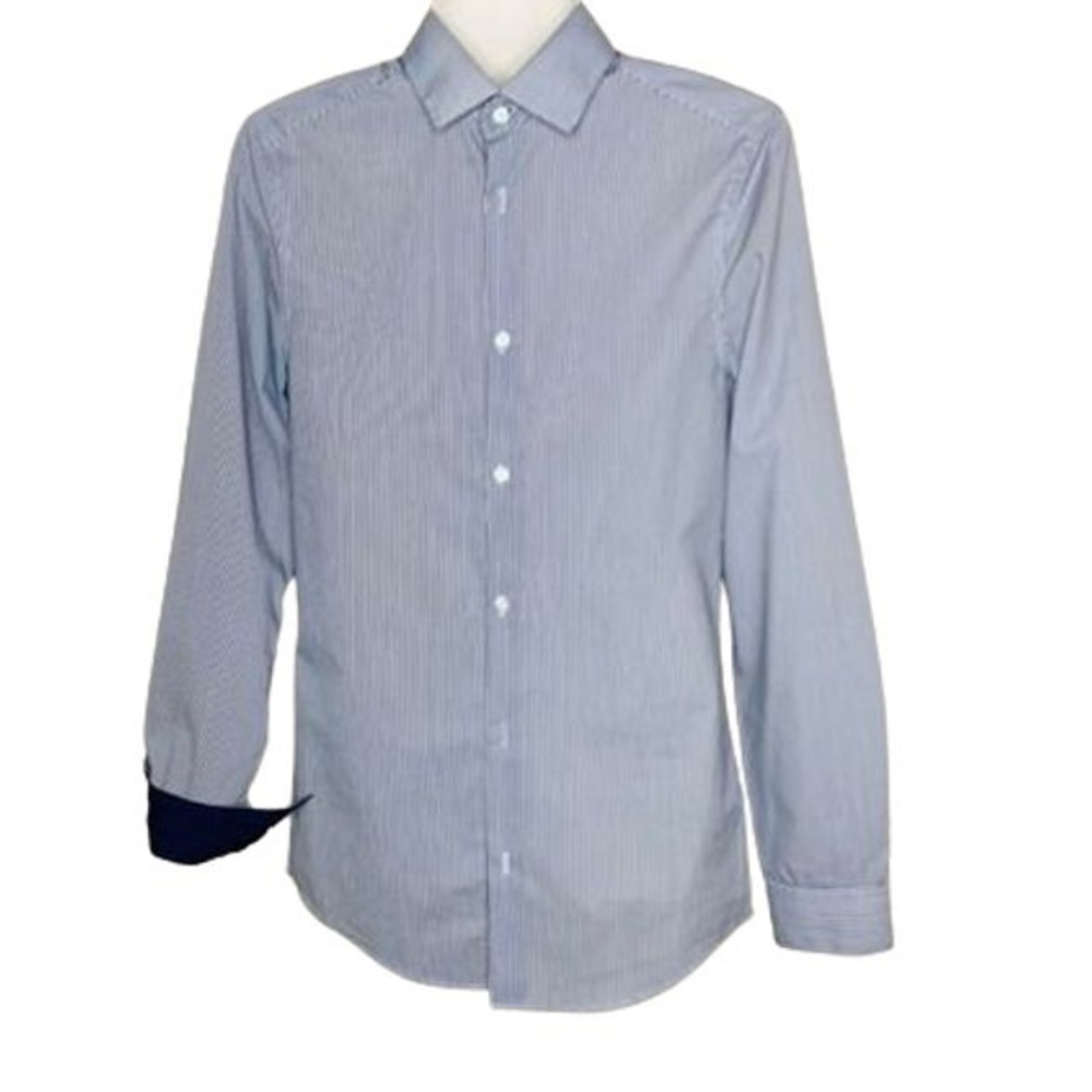 - 💪🏽young men’s H&M blue & white button down…